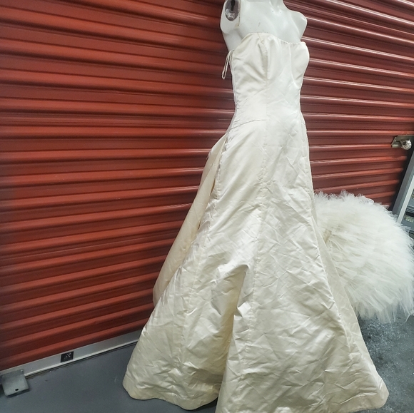 Vera Wang Dutchesse Wedding Dress size 8 Ivory Silk strapless Ball gown #2 - Picture 3 of 17